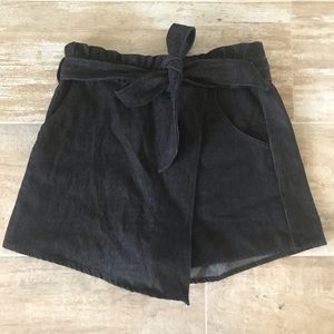 BLUE BLUSH | black denim paperbag belted skort M